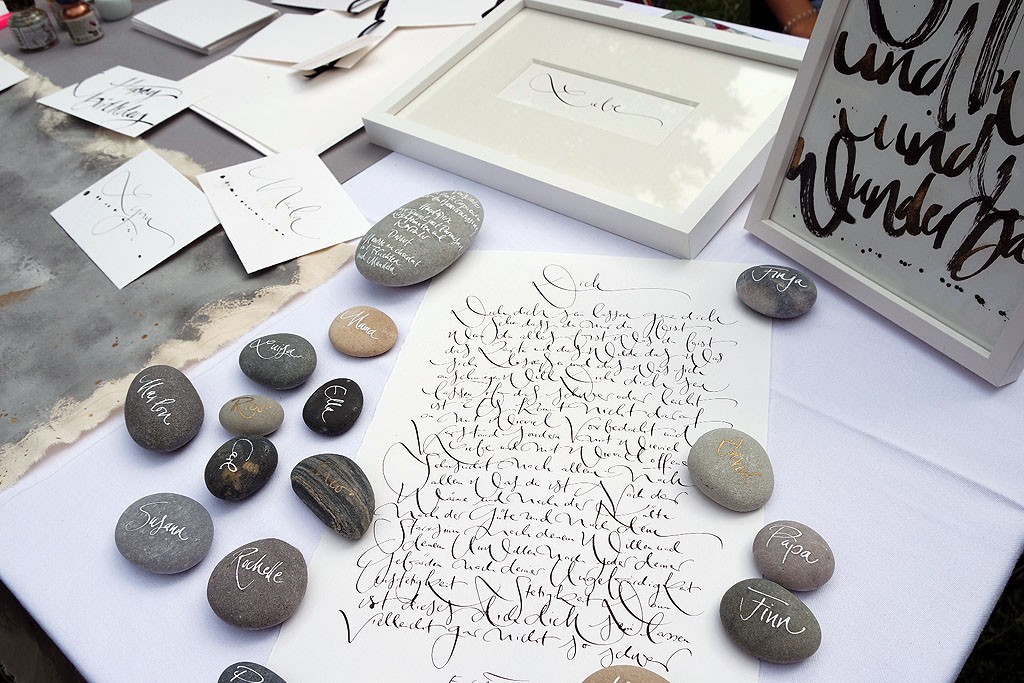 Janine Platz mit Kalligraphie beim The Family Circle Event